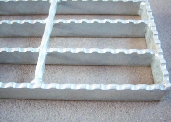 Κίνα 40 X 5 κομμένο οδοντωτά κιγκλίδωμα φραγμών, μέταλλο που χτίζει την καυτή βυθισμένη γαλβανισμένη σχάρα χάλυβα προμηθευτής