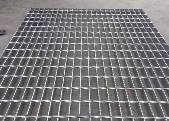 Κίνα Στριμμένο πάτωμα χάλυβα φραγμών SS κιγκλίδωμα που ξύνει 6 X 6mm σαφής φραγμός 32mm X 5mm προμηθευτής