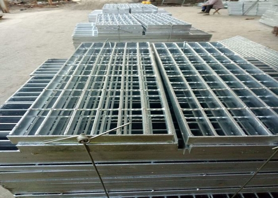 Κίνα Βήματα σκαλοπατιών μετάλλων ASTM Q235 SS304, βήμα σκαλοπατιών ανοξείδωτου 25 X 3 προμηθευτής