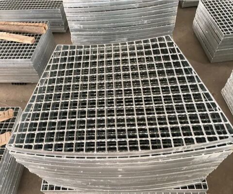 Hot Dipped Galvanized Steel Grating with Serrated Surface and Customizable Sizes for Industrial Walkways