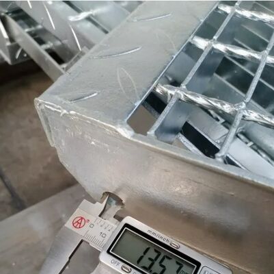 Ανθεκτικά στη διάβρωση βαρέως φορτισμένα γαλβανισμένα σκαλοπάτια από χάλυβα με μη ολισθητική επιφάνεια για ασφαλή πεζοδρόμια