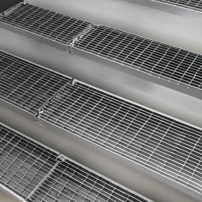 Σκαλοπάτια από χάλυβα γαλβανισμένα εν θερμώ με αντιολισθητική μύτη και προσαρμόσιμα μεγέθη για βιομηχανική χρήση